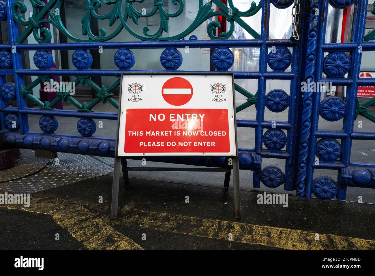 Un cartello di divieto d'ingresso si trova fuori dai cancelli di Smithfield Market, Londra Foto Stock