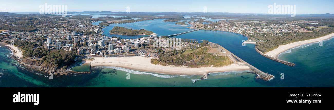 Vista aerea delle città di forster e Tuncurry sui laghi wallis sulla costa settentrionale del nuovo Galles del Sud, Australia. Foto Stock