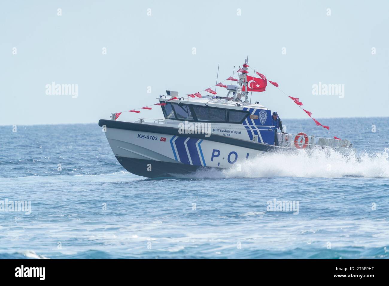 Turchia - Antalya, 11.11.2023: La nave della polizia di Antalya conduce pattuglie di protezione durante lo spettacolo delle stelle turche Foto Stock
