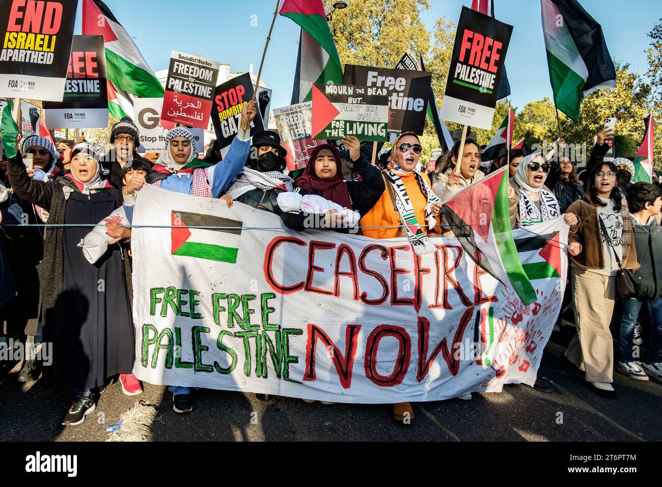 11 novembre 2023, Londra, Regno Unito. Centinaia di migliaia di persone marciano attraverso il centro di Londra per protestare contro il continuo bombardamento di Gaza da parte di Israele. Gli organizzatori della manifestazione, la Palestina Solidarity Campaign, chiedono un cessate il fuoco immediato. Foto Stock