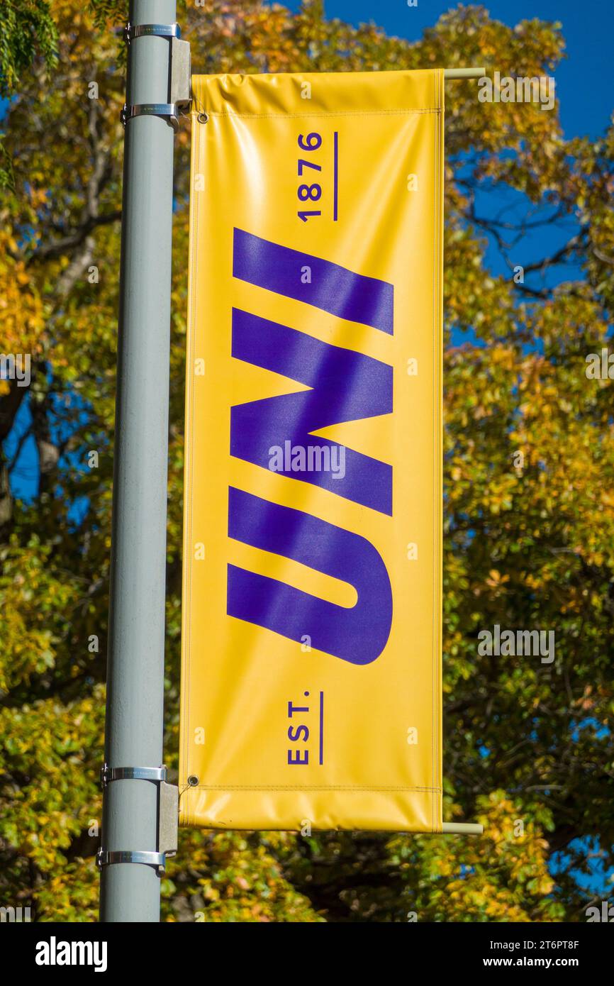 CEDAR FALLS, IA, USA - 21 OTTOBRE 2023: Bandiera UNI nel campus della University of Northern Iowa. Foto Stock