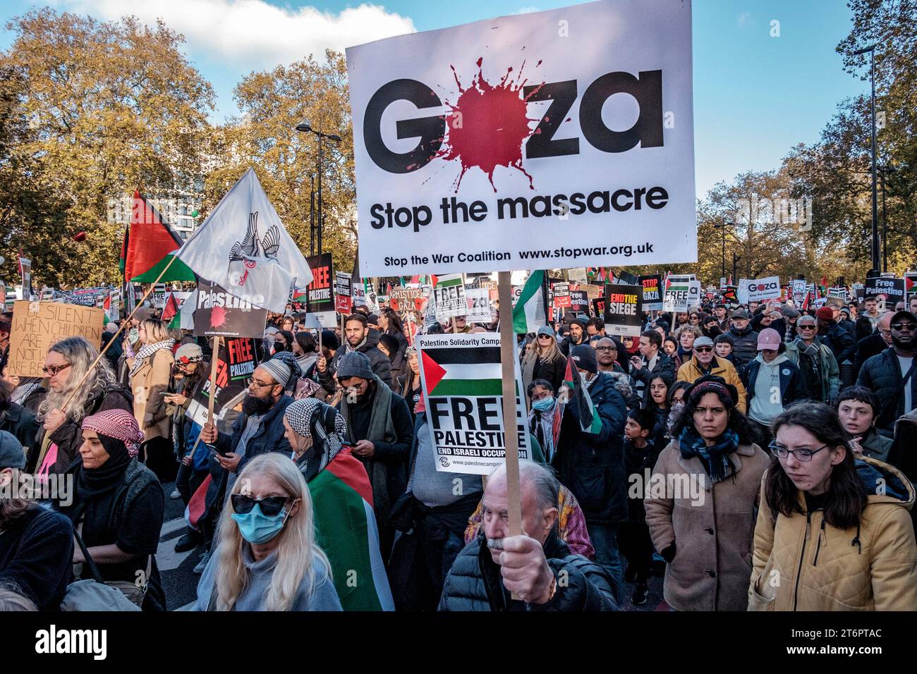 11 novembre 2023, Londra, Regno Unito. Centinaia di migliaia di persone marciano attraverso il centro di Londra per protestare contro il continuo bombardamento di Gaza da parte di Israele. Gli organizzatori della manifestazione, la Palestina Solidarity Campaign, chiedono un cessate il fuoco immediato. Foto Stock