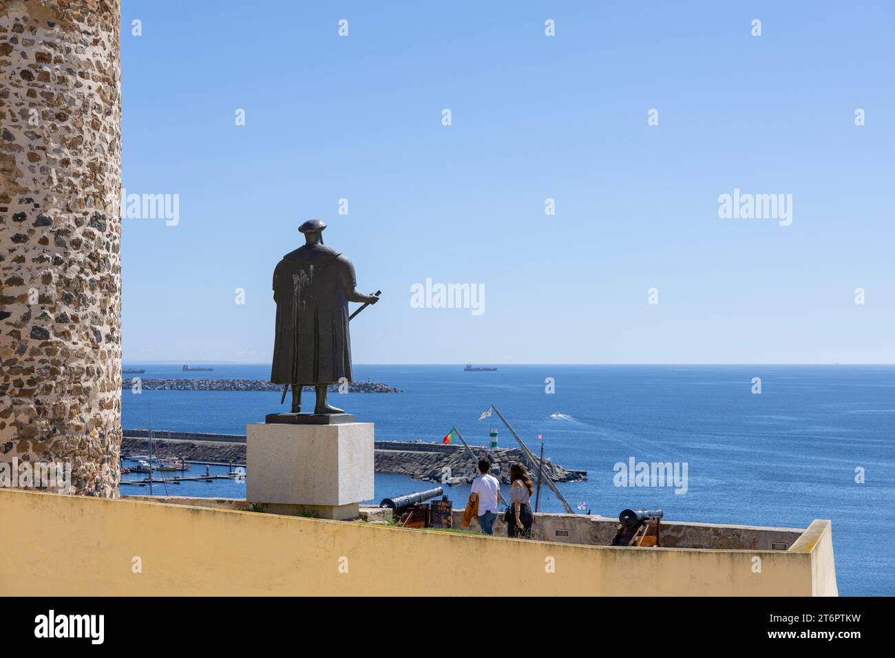 Sines, Portogallo - 12.09.2023: Giovani coppie di turisti che visitano la città vecchia di Sines e la statua di Vasco da Gama. Foto Stock