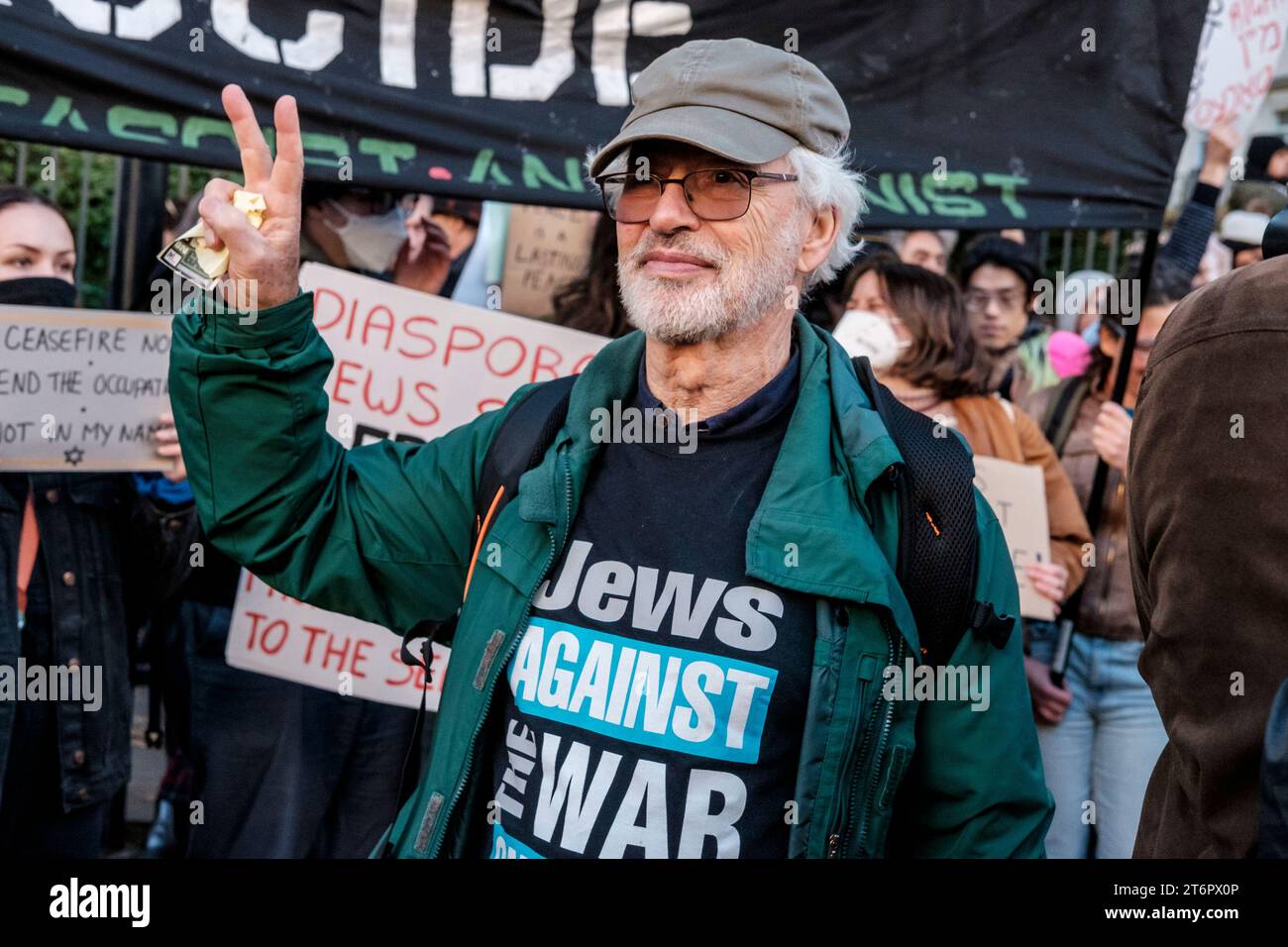 11 novembre 2023, Londra, Regno Unito. Centinaia di migliaia di persone marciano attraverso il centro di Londra per protestare contro il continuo bombardamento di Gaza da parte di Israele. Gli organizzatori della manifestazione, la Palestina Solidarity Campaign, chiedono un cessate il fuoco immediato. Nella foto: I membri della diaspora ebraica del Regno Unito si uniscono alla marcia pro-Palestina per protestare contro le azioni di Israele a Gaza. Foto Stock