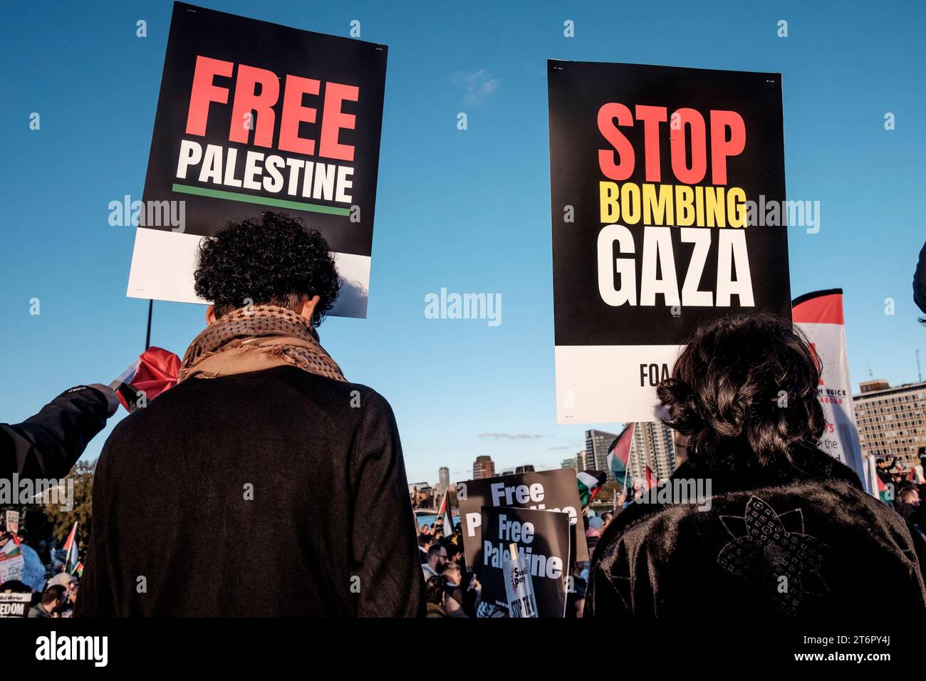 11 novembre 2023, Londra, Regno Unito. Centinaia di migliaia di persone marciano attraverso il centro di Londra per protestare contro il continuo bombardamento di Gaza da parte di Israele. Gli organizzatori della manifestazione, la Palestina Solidarity Campaign, chiedono un cessate il fuoco immediato. Foto Stock
