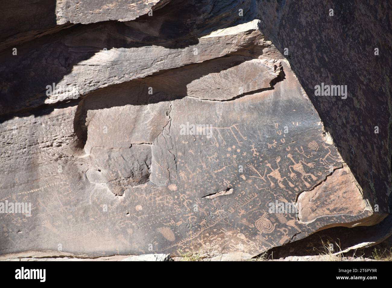 Petrified Forest National Park, Arizona. USA. 17/10/2023. Il sito archeologico noto come Newspaper Rock non è né un giornale né una singola roccia. Foto Stock