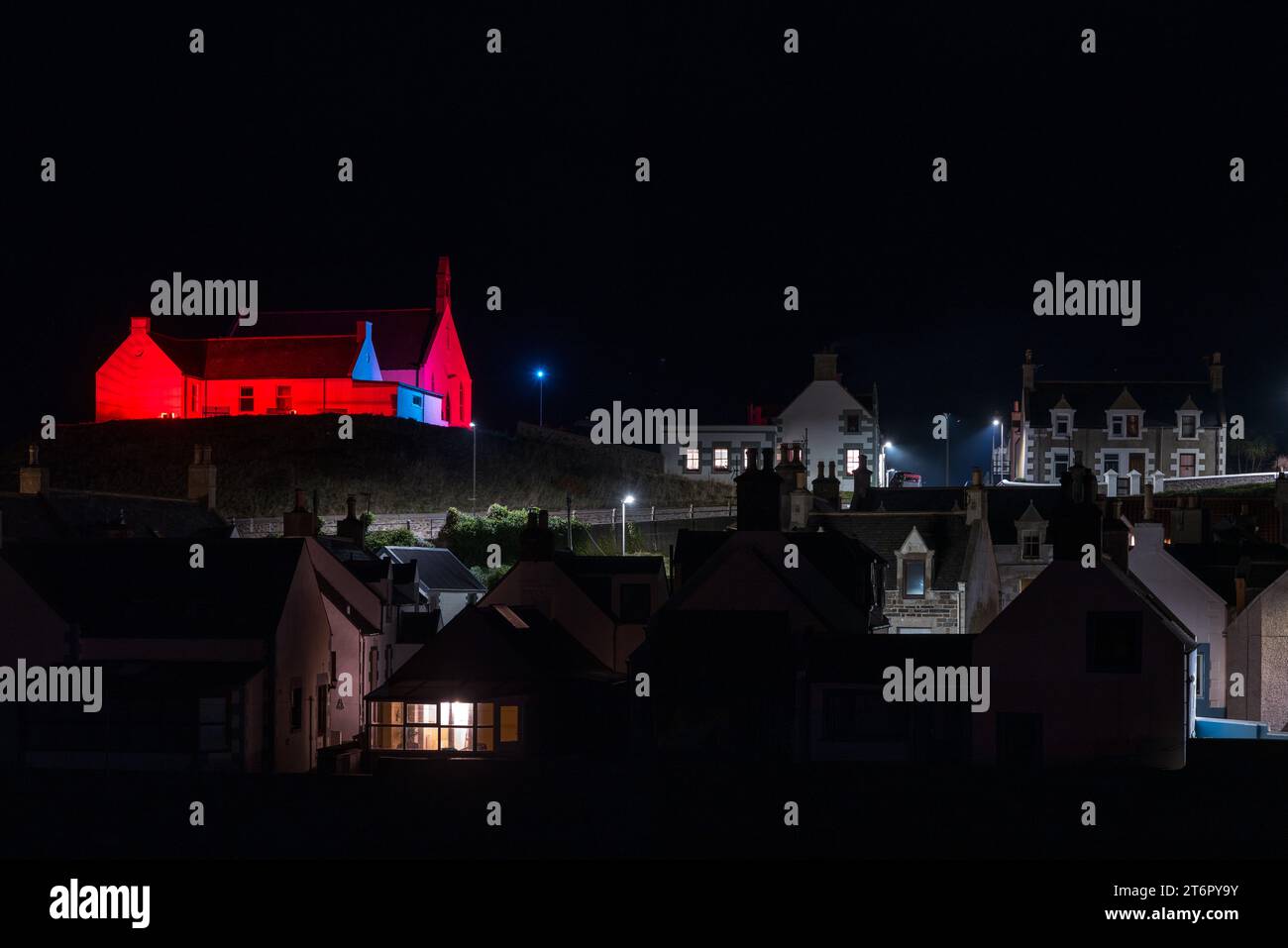 11 novembre 2023. Findochty, Moray, Scozia. Questa è la Chiesa di Findochty, illuminata per la memoria la sera di sabato 11 novembre 2023. Credito - Jasperimage Foto Stock