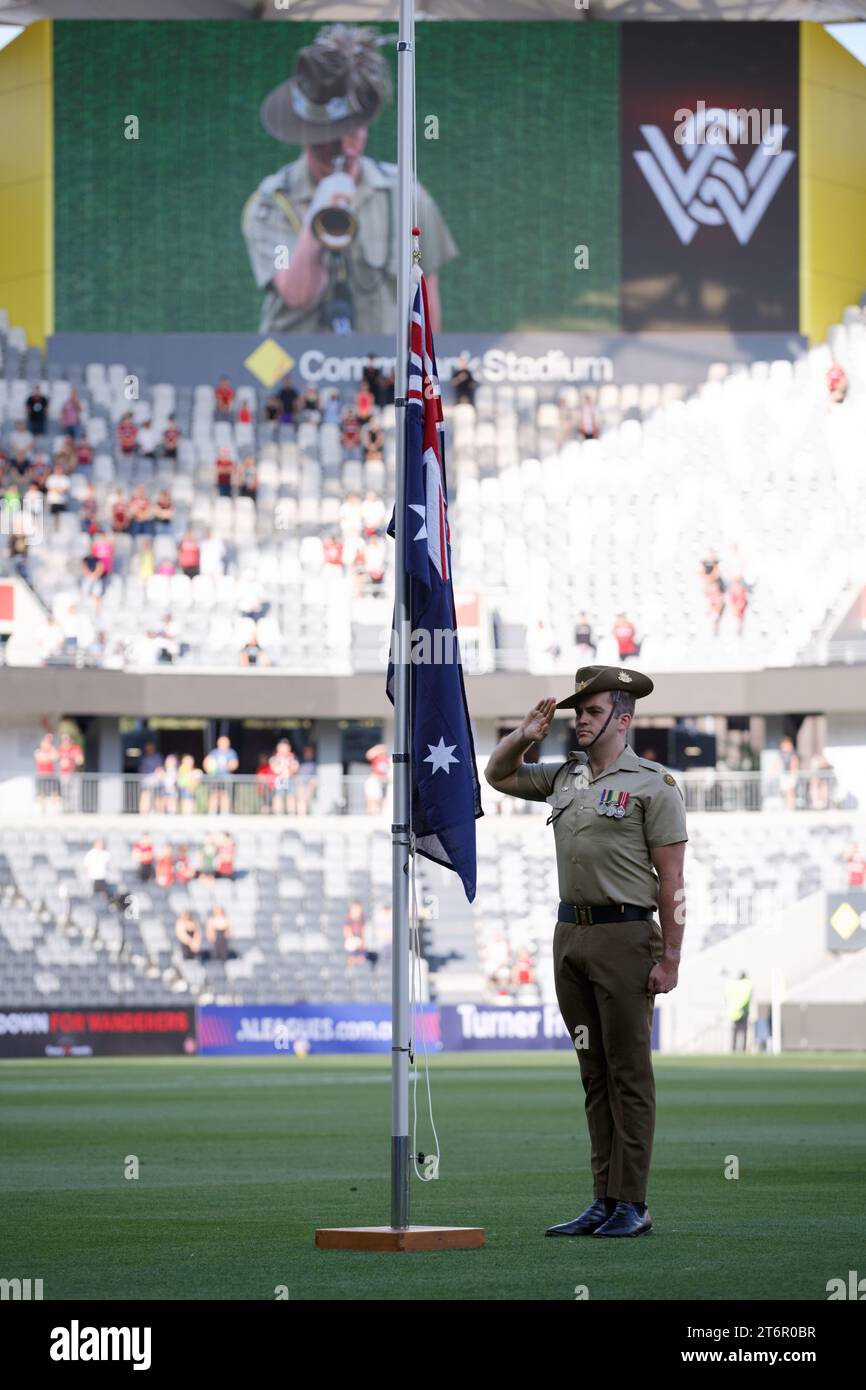 Un soldato australiano saluta durante un servizio del giorno della memoria prima della A-League Men Rd4 tra i Wanderers e Perth Glory al CommBank Stadium l'11 novembre 2023 a Sydney, in Australia Foto Stock