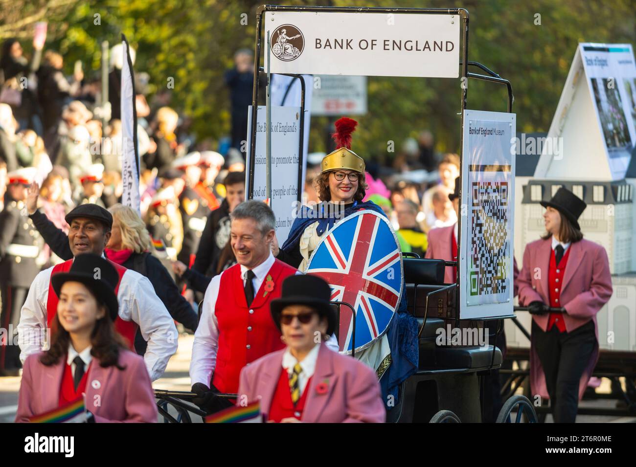 Londra, Regno Unito. 11 novembre 2023. Il personale della Banca d'Inghilterra partecipa al Lord Mayor's Show, la processione civica più antica e grandiosa del mondo. Per oltre 800 anni, il neoeletto Lord Mayor di Londra si fa strada dalla City alla lontana Westminster per giurare fedeltà alla Crown Credit: Stephen Chung / Alamy Live News Foto Stock