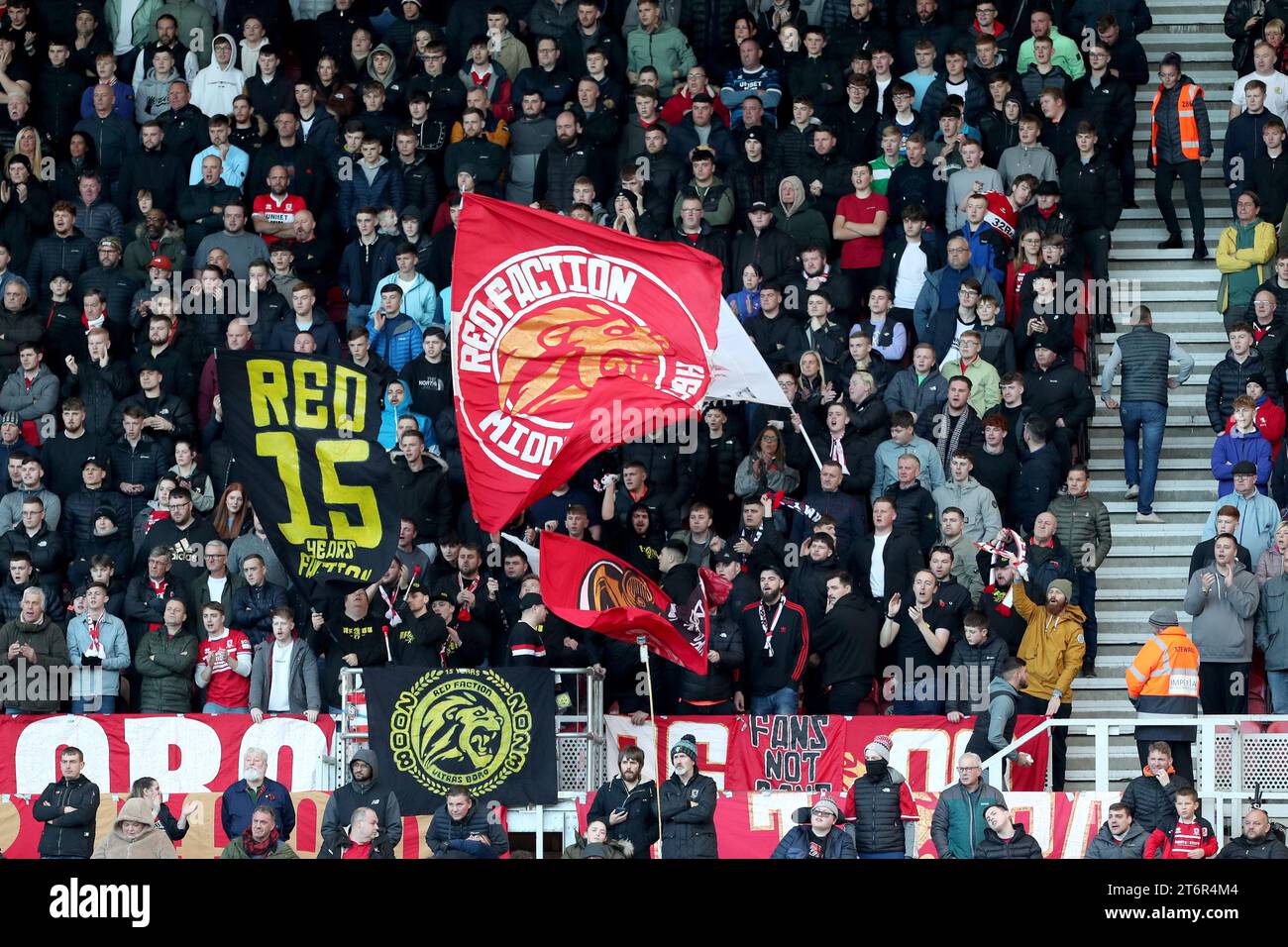 I membri della Red Faction di Middlesbrough con uno striscione durante la partita per lo Sky Bet Championship tra Middlesbrough e Leicester City al Riverside Stadium di Middlesbrough sabato 11 novembre 2023. (Foto: Mark Fletcher | notizie mi) Foto Stock