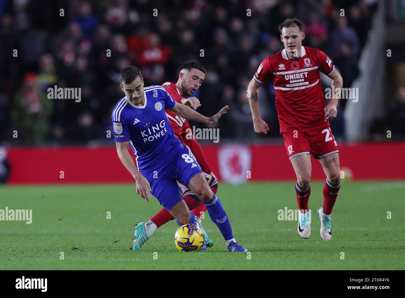 Gli Harry Winks di Leicester City si battono contro Sam Greenwood di Middlesbrough durante la partita per lo Sky Bet Championship tra Middlesbrough e Leicester City al Riverside Stadium di Middlesbrough sabato 11 novembre 2023. (Foto: Mark Fletcher | notizie mi) Foto Stock