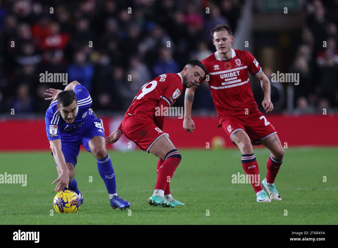 Gli Harry Winks di Leicester City si battono contro Sam Greenwood di Middlesbrough durante la partita per lo Sky Bet Championship tra Middlesbrough e Leicester City al Riverside Stadium di Middlesbrough sabato 11 novembre 2023. (Foto: Mark Fletcher | notizie mi) Foto Stock