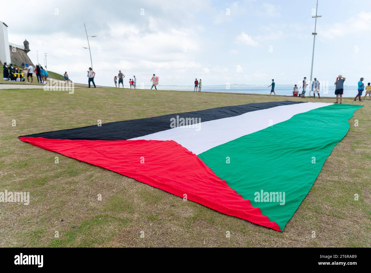 Salvador, Bahia, Brasile - 11 novembre 2023: Grande bandiera palestinese sul pavimento del faro di barra nella città di Salvador, Bahia. Foto Stock