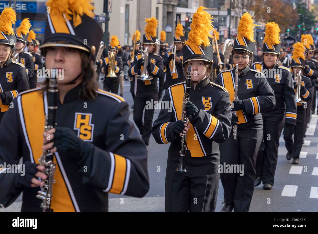 (NEW) Veteran's Day Parade che si tiene a New York City. 11 novembre 2023, New York, New York, USA: La Hinsdale South High School Marching Band di Darien, Illinois, partecipa all'annuale Veterans Day Parade l'11 novembre 2023 a New York. Centinaia di persone hanno percorso la 5th Avenue per assistere alla più grande parata del Veterans Day degli Stati Uniti. Questo evento di quest'anno comprendeva veterani, soldati attivi, agenti di polizia, vigili del fuoco e dozzine di gruppi scolastici che partecipavano alla sfilata che onora gli uomini e le donne che hanno servito e sacrificato per il paese. (Credito: M10s / TheNews2) Foto Stock