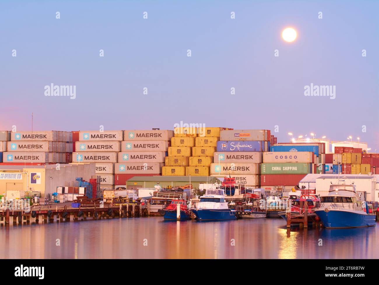 La sezione North Port Rous Head di Fremantle Harbour con la luna che sorge al crepuscolo sopra i container, North Fremantle, Australia Occidentale. Foto Stock