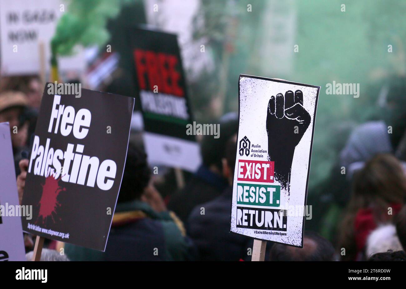 Londra, Regno Unito. 11 novembre 2023. Più di un milione di manifestanti scendono per le strade della città chiedendo un cessate il fuoco della guerra a Gaza che marcia verso l'ambasciata americana attraverso il ponte Vauxhall. Musulmani, ebrei e cristiani si unirono alla marcia che aveva corteggiato le critiche di Suella Braverman; Segretario di Stato, a causa del giorno dell'armistizio. Diversi manifestanti hanno detto quale giorno migliore per marciare per la pace. I contrautori di estrema destra hanno cercato di raggiungere la marcia dopo essersi scontrati con la polizia al Cenotafio. Londra, Regno Unito. Credito: Barbara Cook/Alamy Live News Foto Stock