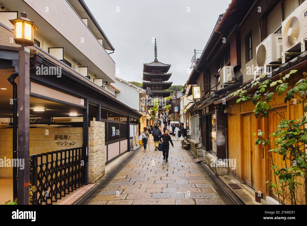 Kyoto, Giappone - 15 aprile 2023: Pagoda di Yasaka vista da un vicolo con persone non identificate. La pagoda di Yasaka è una pagoda buddista a Kyoto e un turista Foto Stock