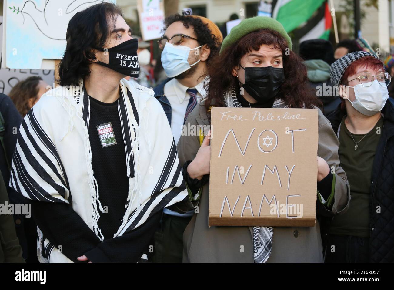 Londra, Regno Unito. 11 novembre 2023. Più di un milione di manifestanti scendono per le strade della città chiedendo un cessate il fuoco della guerra a Gaza che marcia verso l'ambasciata americana attraverso il ponte Vauxhall. Musulmani, ebrei e cristiani si unirono alla marcia che aveva corteggiato le critiche di Suella Braverman; Segretario di Stato, a causa del giorno dell'armistizio. Diversi manifestanti hanno detto quale giorno migliore per marciare per la pace. I contrautori di estrema destra hanno cercato di raggiungere la marcia dopo essersi scontrati con la polizia al Cenotafio. Londra, Regno Unito. Credito: Barbara Cook/Alamy Live News Foto Stock