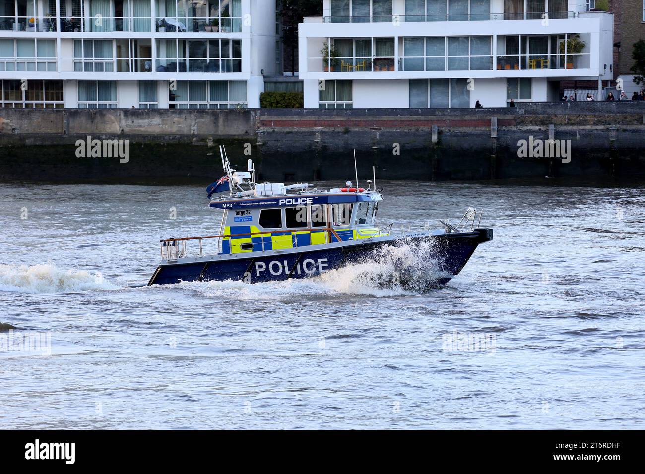 Londra, Regno Unito. 11 novembre 2023. Più di un milione di manifestanti scendono per le strade della città chiedendo un cessate il fuoco della guerra a Gaza che marcia verso l'ambasciata americana attraverso il ponte Vauxhall. Musulmani, ebrei e cristiani si unirono alla marcia che aveva corteggiato le critiche di Suella Braverman; Segretario di Stato, a causa del giorno dell'armistizio. Diversi manifestanti hanno detto quale giorno migliore per marciare per la pace. I contrautori di estrema destra hanno cercato di raggiungere la marcia dopo essersi scontrati con la polizia al Cenotafio. Londra, Regno Unito. Credito: Barbara Cook/Alamy Live News Foto Stock