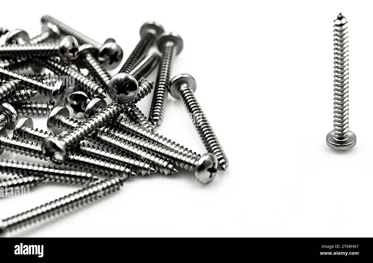 Viti in legno disposte in primo piano su sfondo bianco Foto Stock