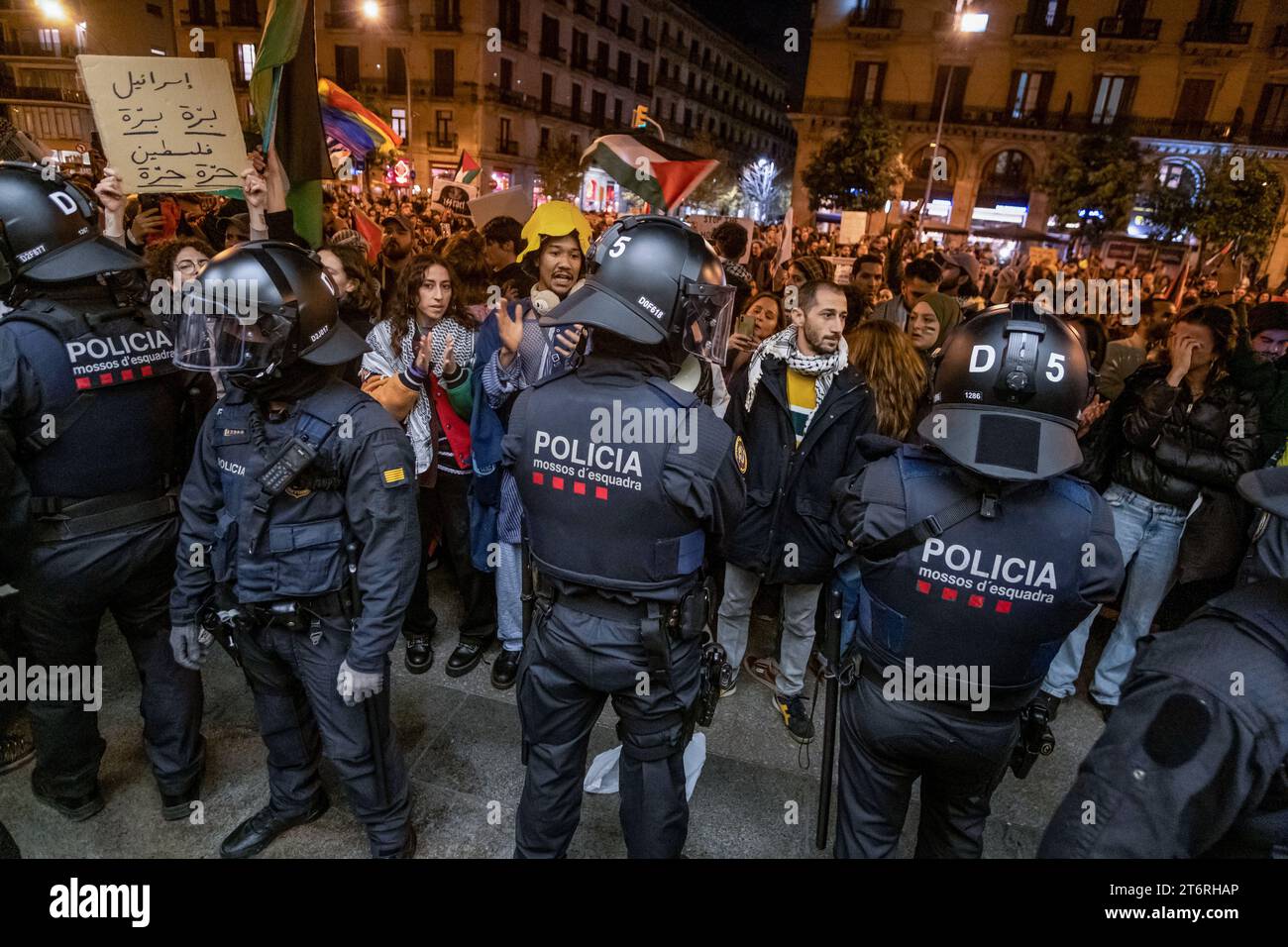 Si vedono agenti di polizia regionali che bloccano i manifestanti dall'entrare nella stazione. Circa 7.500 persone hanno manifestato nel centro di Barcellona per dimostrare il loro sostegno e solidarietà al popolo palestinese, respingendo il genocidio delle forze armate israeliane. La manifestazione si è conclusa con l'occupazione temporanea della stazione di Francia, dove la polizia regionale è intervenuta per sfrattarla. Foto Stock