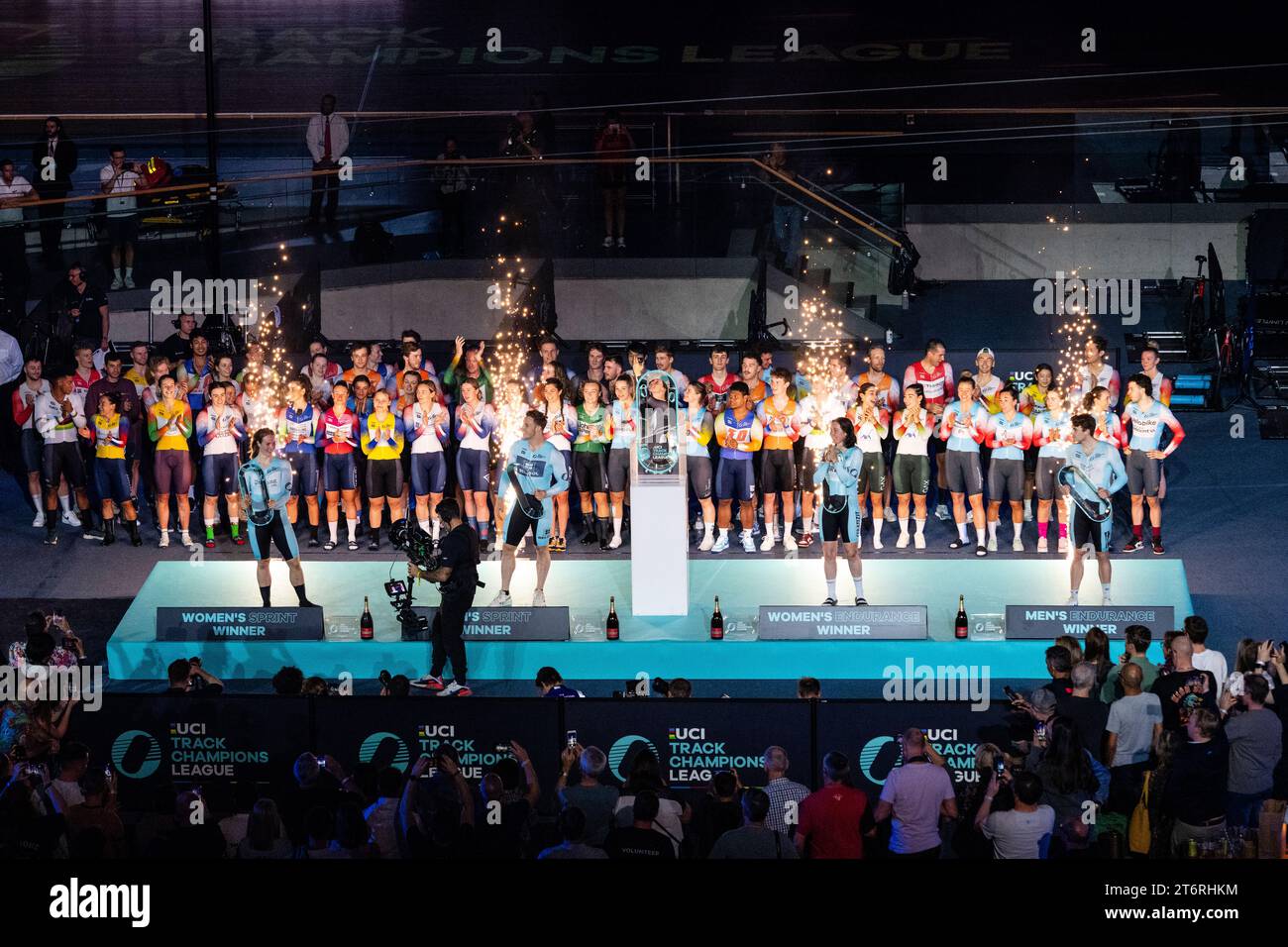 UCI TCL Champions Ceremony, Ellesse Andrews Women's sprint, Katie Archibald Women's Endurance, Dylan BIBIC men's Endurance e Harrie Lavreysen men's sprint Winners , Track Champions League London Round 5 11 novembre. Foto Stock