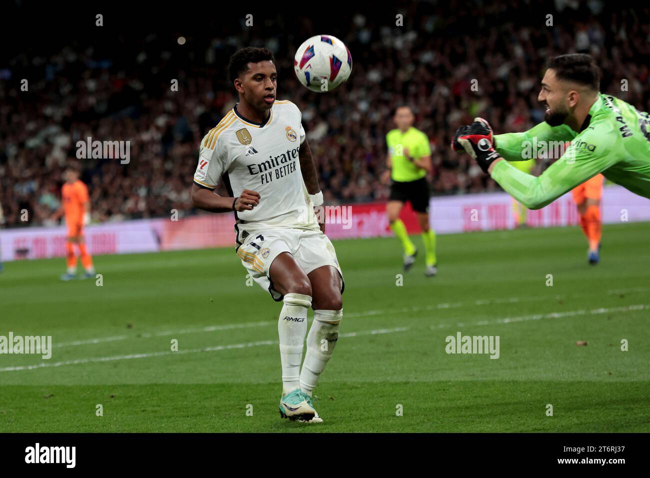 Madrid Spagna; 11.11.2023.- Rodrygo va dal Real Madrid al Valencia la partita si è conclusa 5-1. Giornata 13 del campionato di calcio spagnolo tenutasi allo stadio Santiago Bernabeu nella capitale del Regno di Spagna. Real Madrid goal segnati da Dani Carvajal 3  Vinicius Junior 42 e 49  Rodrigo va 52 e 84  Valencia goal Hugo duro 88' foto: Juan Carlos Rojas Foto Stock