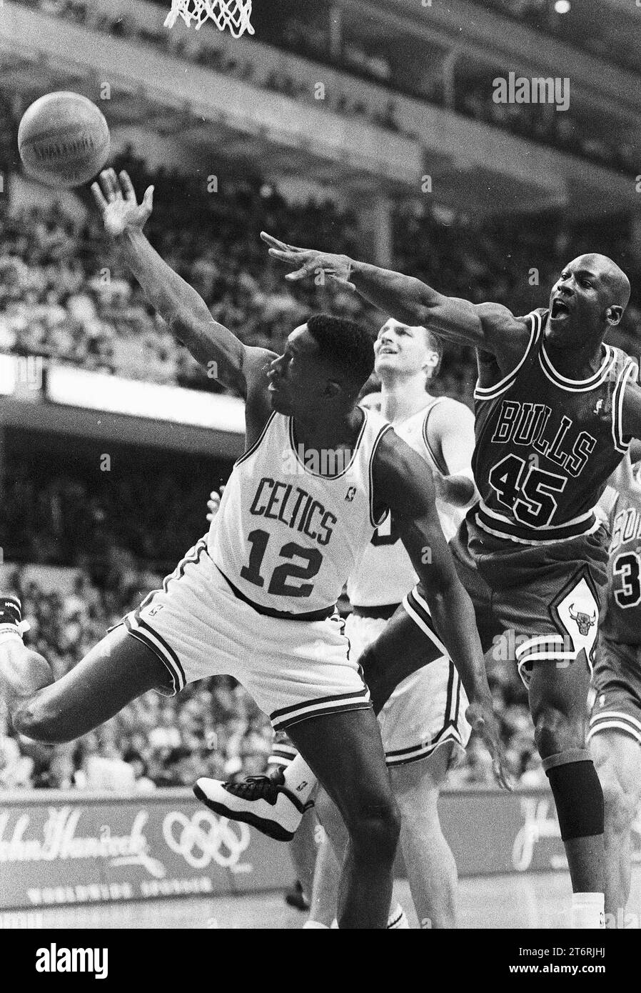 Boston Celtics e Chicago Bulls stagione 1995 durante Reggie Lewis Night game action con Celtics Dominique Wilkins (a sinistra) e Bulls Michael Jordan (a destra) nel Boston Garden Boston ma USA foto di Bill belknap Foto Stock