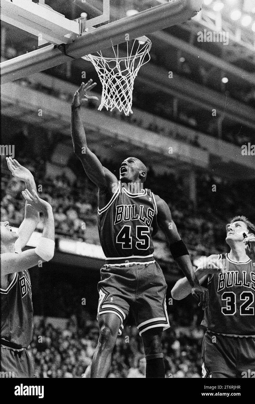 Boston Celtics e Chicago Bulls stagione 1995 azione di gioco con Bulls Micheal Jordan nel Boston Garden Boston ma USA foto di Bill belknap Foto Stock