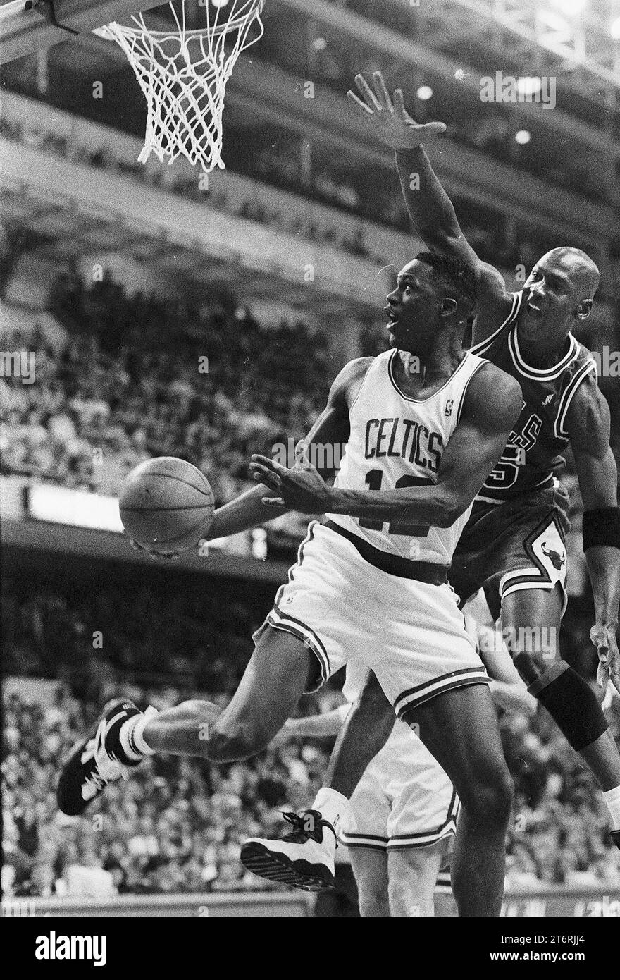 Boston Celtics e Chicago Bulls stagione 1995 durante Reggie Lewis Night game action con Celtics Dominique Wilkins (a sinistra) e Bulls Michael Jordan (a destra) nel Boston Garden Boston ma USA foto di Bill belknap 22 marzo 1995 Foto Stock