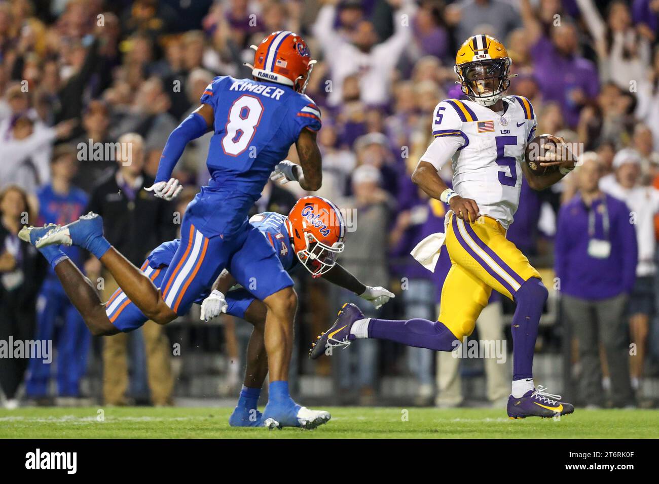 11 novembre 2023: Il quarterback della LSU Jayden Daniels (5) rompe un touchdown da 85 yard sui difensori della Florida Jalen Kimber (8) e Jordan Castell (14) durante la partita di football NCAA tra i Florida Gators e i LSU Tigers al Tiger Stadium di Baton Rouge, LOUISIANA. Jonathan Mailhes/CSM Foto Stock