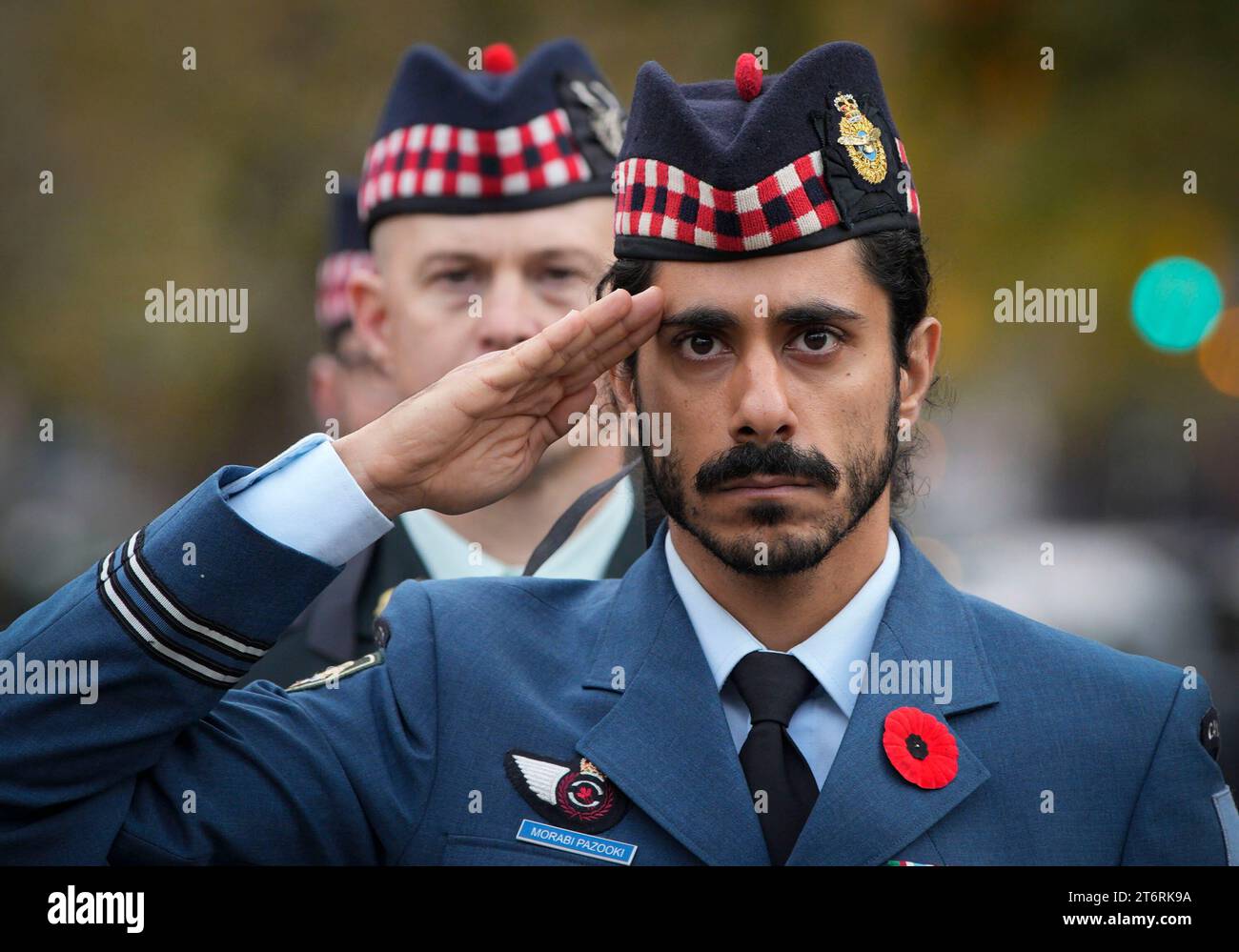 (231112) -- VANCOUVER, 12 novembre 2023 (Xinhua) -- Un membro delle forze armate canadesi saluta durante la cerimonia del Remembrance Day a Victory Square a Vancouver, Canada, l'11 novembre 2023. (Foto di Liang Sen/Xinhua) Foto Stock