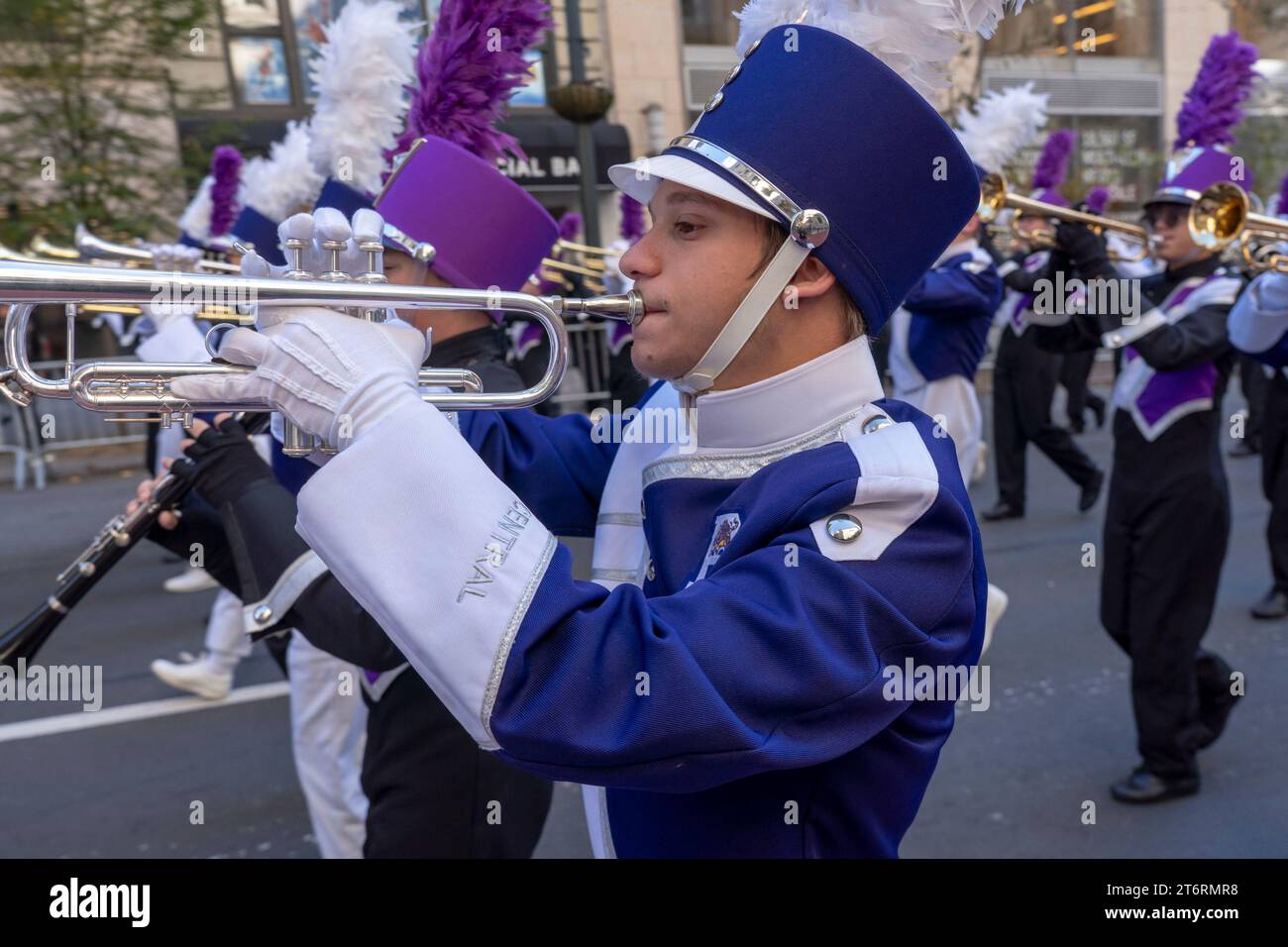11 novembre 2023, New York, New York, Stati Uniti: (NEW) Veteran&#39;s Day Parade tenutasi a New York City. 11 novembre 2023, New York, New York, USA: La Pickerington North Marching Band di Pickerington, OHIO partecipa all'annuale Veterans Day Parade l'11 novembre 2023 a New York City. Centinaia di persone hanno percorso la 5th Avenue per assistere alla più grande parata del Veterans Day degli Stati Uniti. Questo evento di anni ha visto la partecipazione di veterani, soldati attivi, agenti di polizia, vigili del fuoco e dozzine di gruppi scolastici che partecipano alla sfilata che onora gli uomini e le donne che hanno servito e sacrificato per il Foto Stock