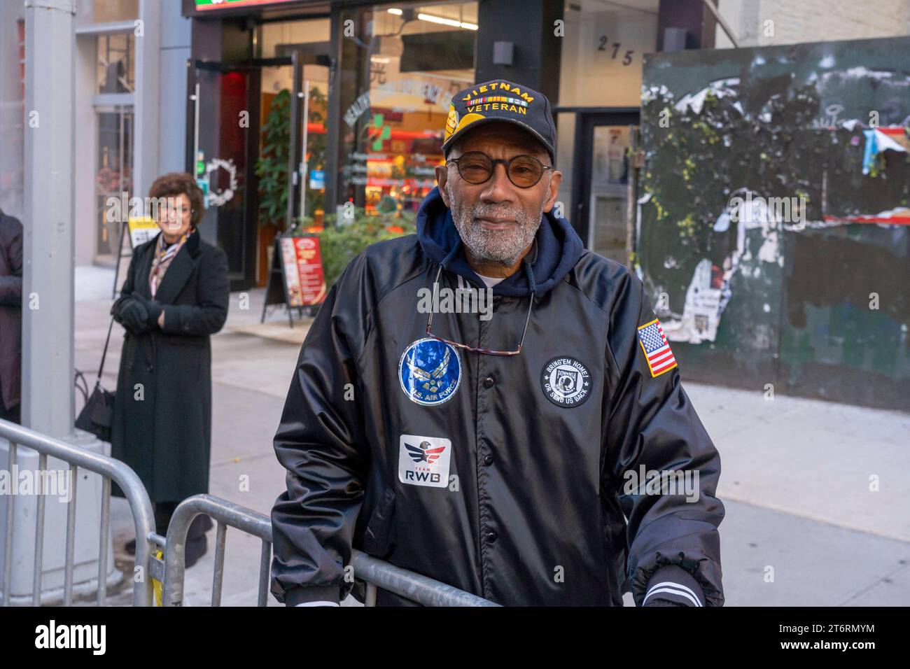 11 novembre 2023, New York, New York, Stati Uniti: (NEW) Veteran&#39;s Day Parade tenutasi a New York City. 11 novembre 2023, New York, New York, USA: Uno spettatore veterano del Vietnam assiste all'annuale Veterans Day Parade l'11 novembre 2023 a New York City. Centinaia di persone hanno percorso la 5th Avenue per assistere alla più grande parata del Veterans Day degli Stati Uniti. Questo evento di quest'anno comprendeva veterani, soldati attivi, agenti di polizia, vigili del fuoco e dozzine di gruppi scolastici che partecipavano alla sfilata che onora gli uomini e le donne che hanno servito e sacrificato per il paese. (Credito: M10s / TheNews2) ( Foto Stock