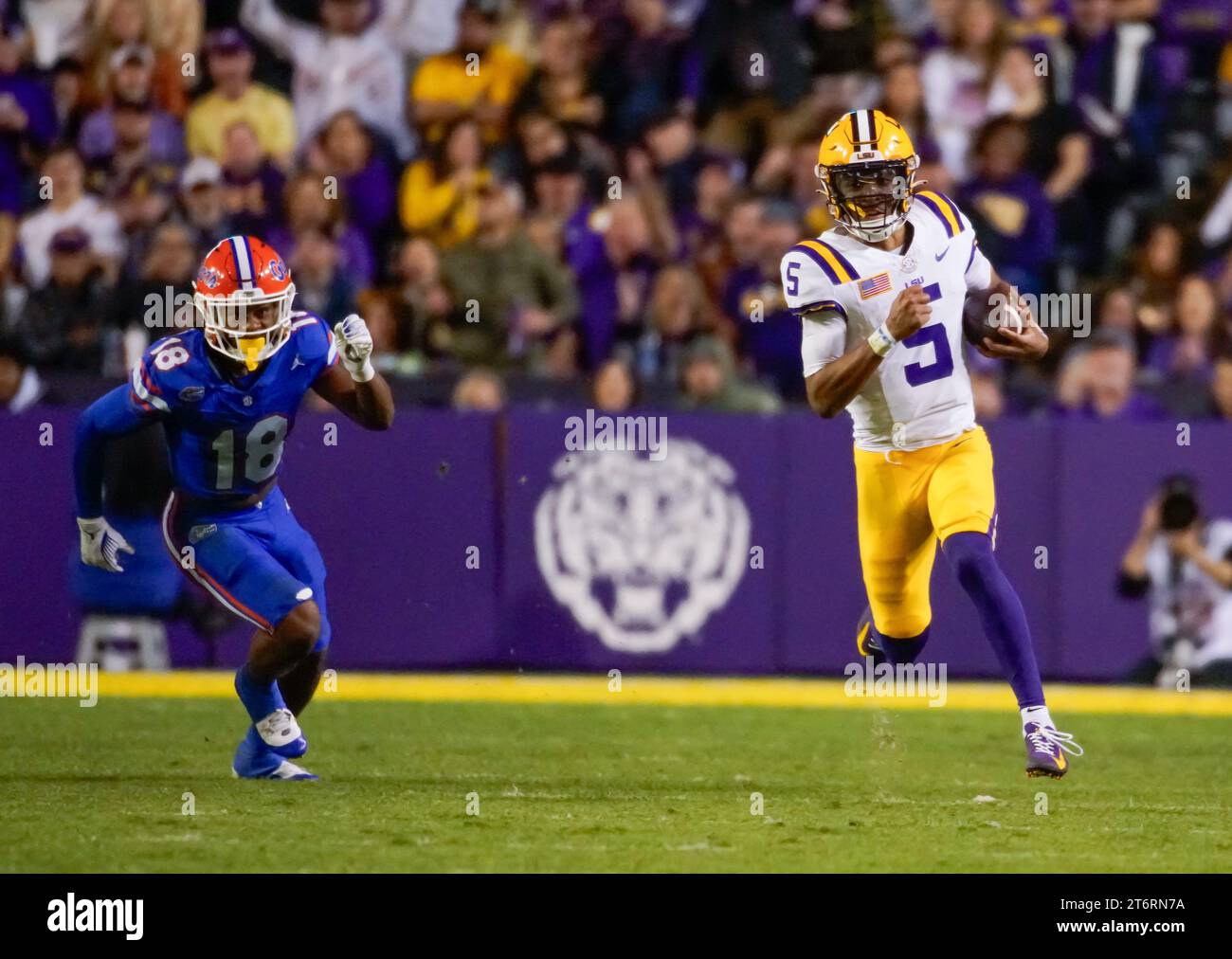 11 novembre 2023: Il quarterback dei LSU Tigers JAYDEN DANIELS (5) sfugge per un touchdown da 85 yard nel secondo quarto durante la partita tra i Florida Gators e i LSU Tigers al Tiger Stadium di Baton Rouge, Louisiana. (Foto di: Jerome Hicks/ Sipa USA) Foto Stock
