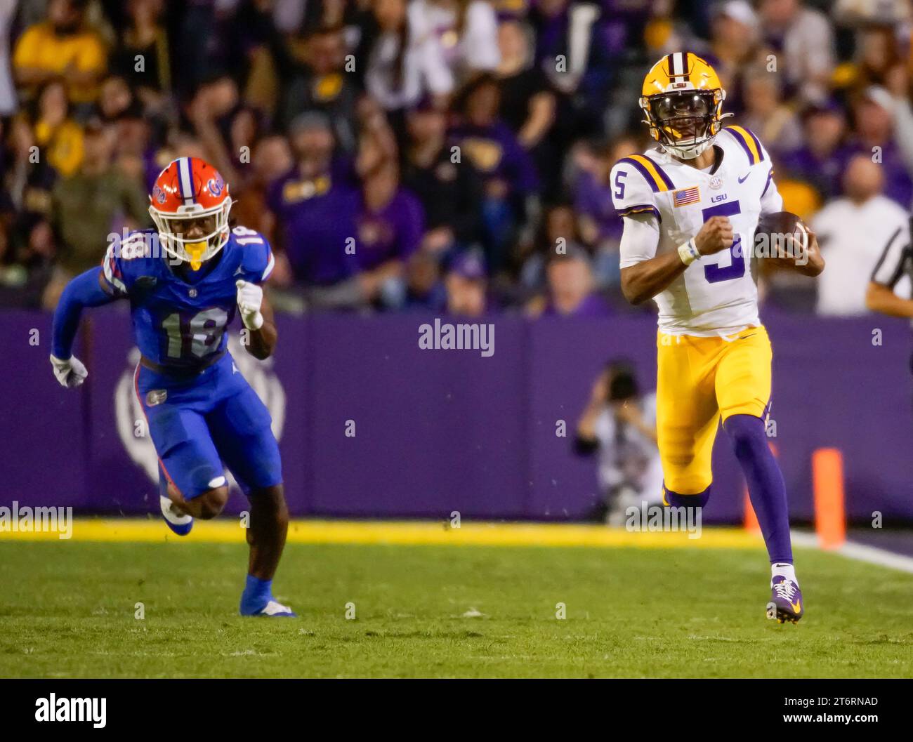 11 novembre 2023: Il quarterback dei LSU Tigers JAYDEN DANIELS (5) sfugge per un touchdown da 85 yard nel secondo quarto durante la partita tra i Florida Gators e i LSU Tigers al Tiger Stadium di Baton Rouge, Louisiana. (Foto di: Jerome Hicks/ Sipa USA) Foto Stock