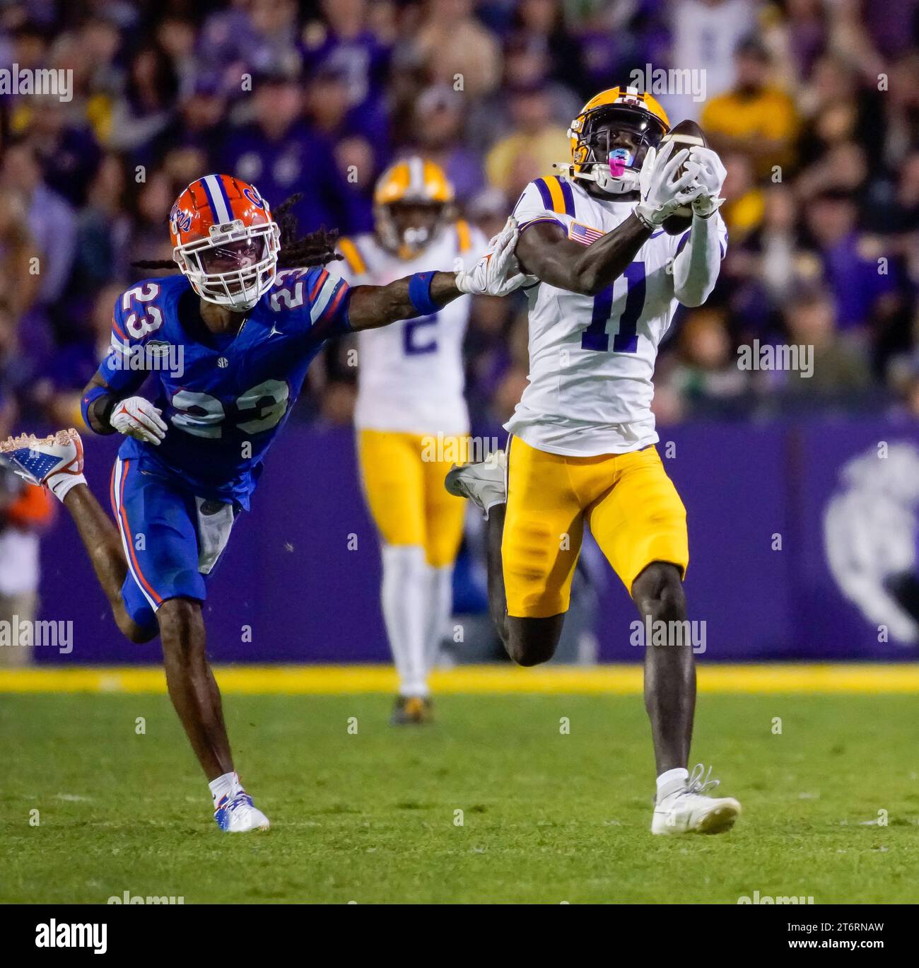11 novembre 2023: Il wide receiver dei LSU Tigers BRIAN THOMAS JR. (11) riceve un passaggio nel secondo quarto durante la partita tra i Florida Gators e i LSU Tigers al Tiger Stadium di Baton Rouge, Louisiana. (Foto di: Jerome Hicks/ Sipa USA) Foto Stock