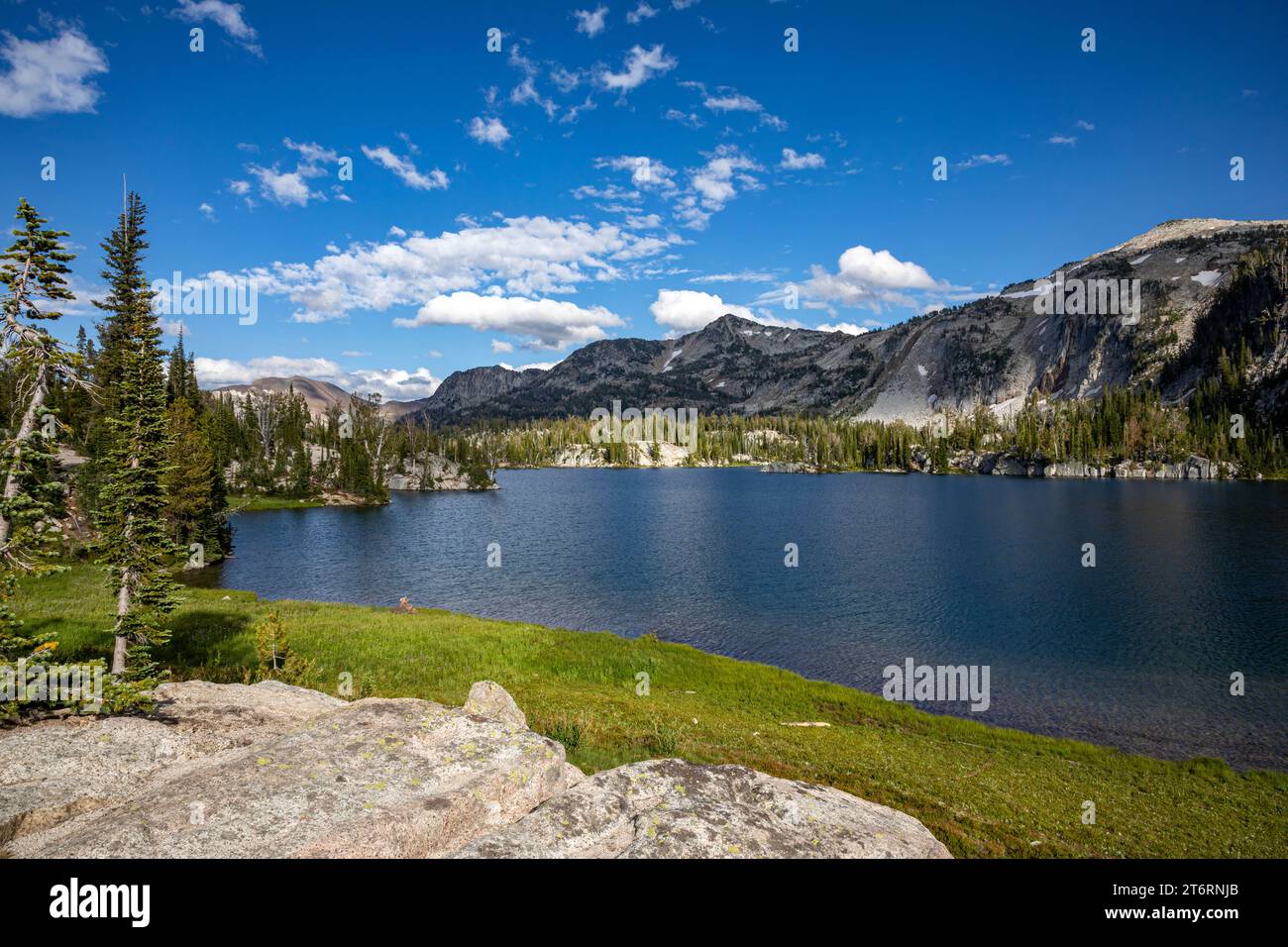 OR02724-00...OREGON - nel tardo pomeriggio al lago Mirror, una destinazione popolare nella riserva naturale di Eagle Cap. Foto Stock