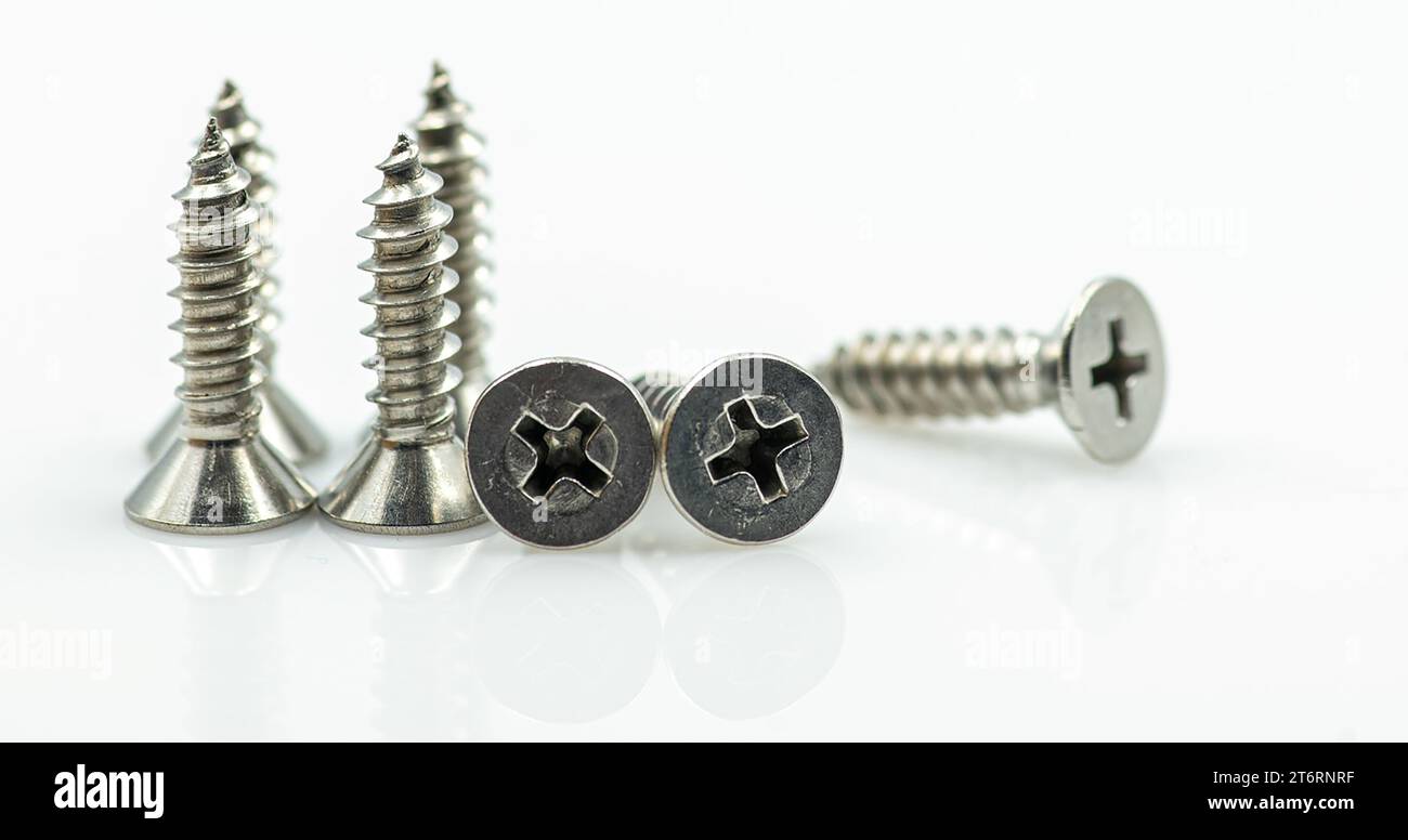 Viti in legno disposte su sfondo bianco Foto Stock