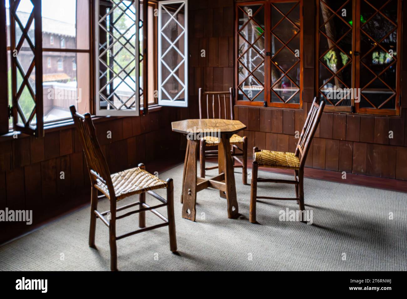 WY05784-00...WYOMING - Un angolo illuminato al giorno nell'Old Faithful Inn, parco nazionale di Yellowstone. Lensbaby Velvet 28. Foto Stock