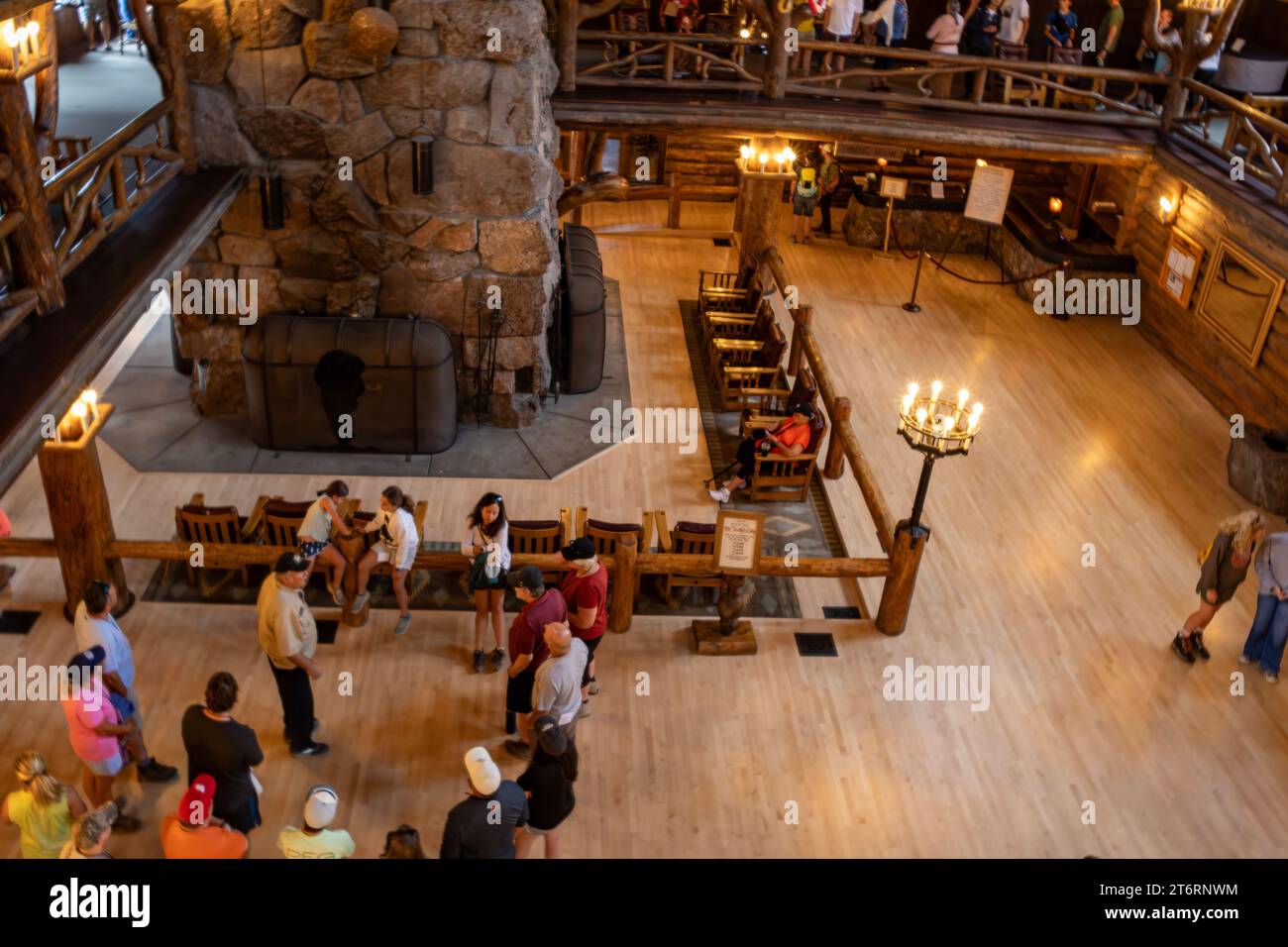 WY05785-00...WYOMING - piano terra dell'Old Faithful Inn nel parco nazionale di Yellowstone. Fotografato con un Lensbaby Velvet 28. Foto Stock