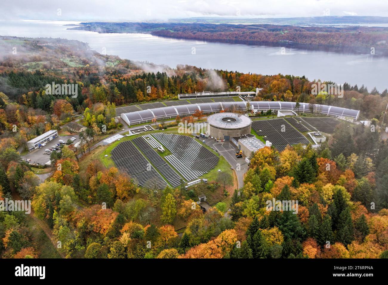 PRODUZIONE - 10 novembre 2023, Baden-Württemberg, Überlingen: L'acquedotto Sipplinger Berg della Lake Constance Water Supply Association (BWV) si trova sopra Sipplingen sul lago di Costanza. (Immagine droni) (per dpa 'i consumatori devono aspettarsi un aumento dei prezzi dell'acqua potabile') foto: Felix Kästle/dpa Foto Stock