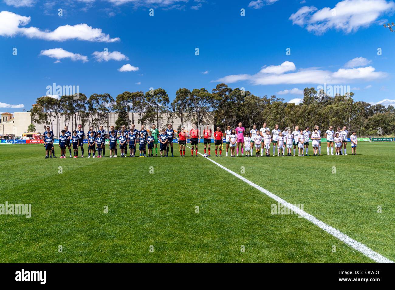 Bundoora, Australia. 12 novembre 2023. Le squadre si schierano per un momento di silenzio prima dell'inizio della partita per il Remembrance Day. Crediti: James Forrester/Alamy Live News Foto Stock