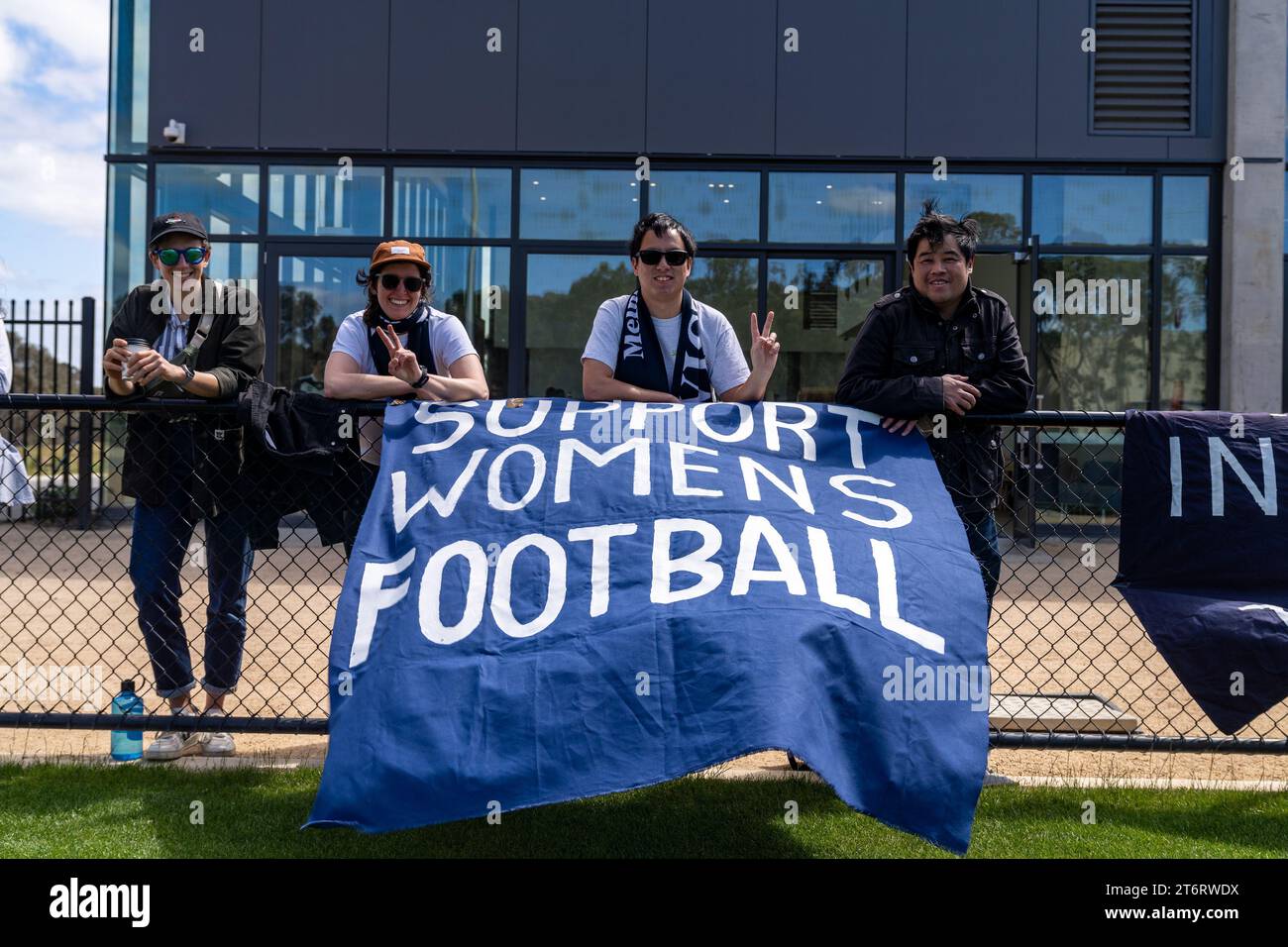 Bundoora, Australia. 12 novembre 2023. I tifosi della Melbourne Victory brandizzano uno striscione che recita “Support Women’s Football”. Crediti: James Forrester/Alamy Live News Foto Stock