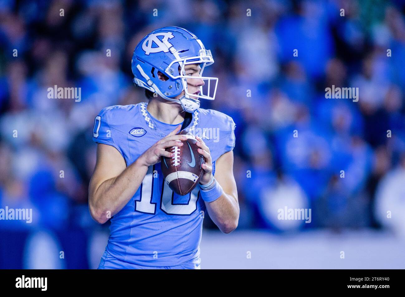 11 novembre 2023: Il quarterback dei North Carolina Tar Heels Drake Maye (10) ritorna contro i Duke Blue Devils durante il secondo quarto della partita di football ACC al Kenan Memorial Stadium di Chapel Hill, North Carolina. (Scott Kinser/CSM) Foto Stock