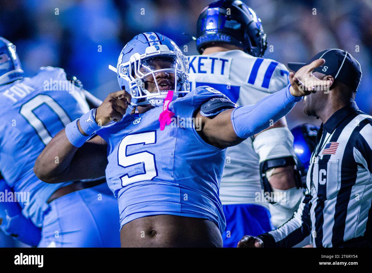 12 novembre 2023: Il defensive lineman dei North Carolina Tar Heels Jahvaree Ritzie (5) festeggia dopo un sack del quarto periodo contro i Duke Blue Devils nel match di football ACC al Kenan Memorial Stadium di Chapel Hill, North Carolina. (Scott Kinser/CSM) Foto Stock