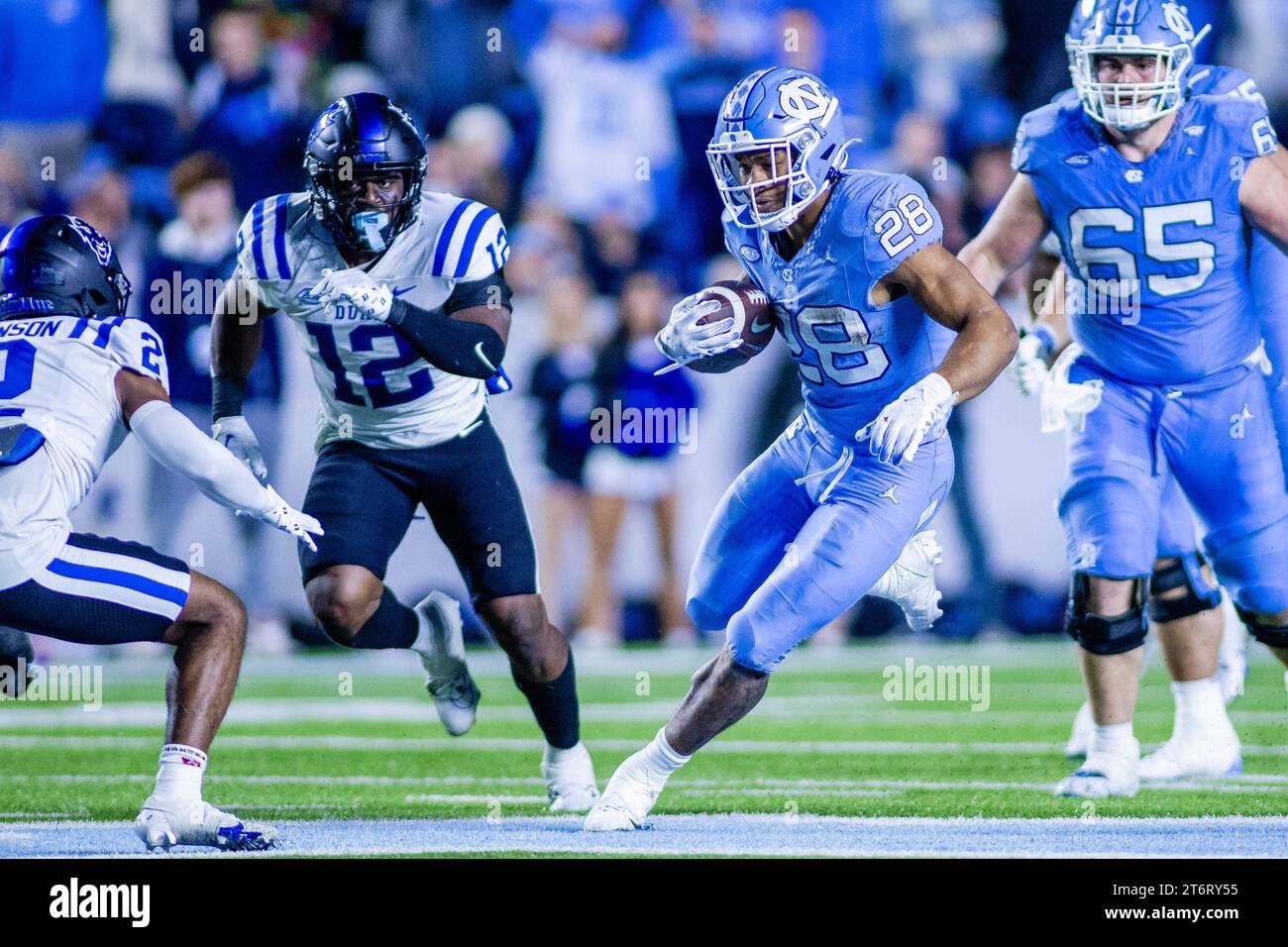 12 novembre 2023: Il running back dei North Carolina Tar Heels Omarion Hampton (28) corre per un primo down durante il quarto quarto quarto della partita di football ACC al Kenan Memorial Stadium di Chapel Hill, NC. (Scott Kinser/CSM) Foto Stock