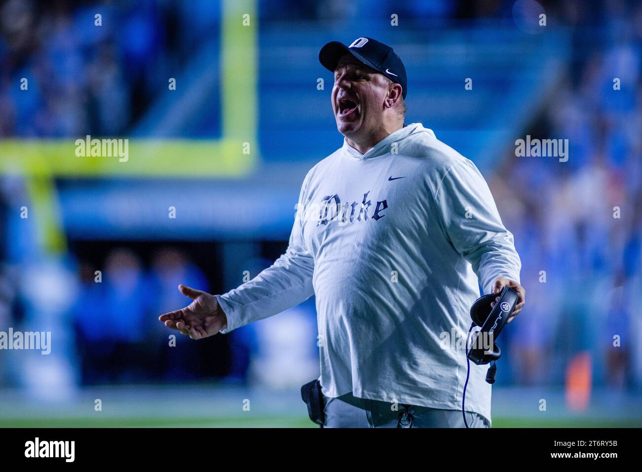 11 novembre 2023: L'allenatore dei Duke Blue Devils Mike Elko reagisce alla chiamata durante il primo quarto contro i North Carolina Tar Heels nel match di football ACC al Kenan Memorial Stadium di Chapel Hill, NC. (Scott Kinser/CSM) Foto Stock
