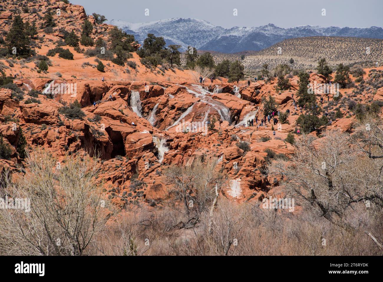Il Gunlock Reservoir overflow, un evento insolito che si è verificato nella primavera del 2023, ha portato a cascate lungo le scogliere di arenaria navajo, Ivins, Utah Foto Stock