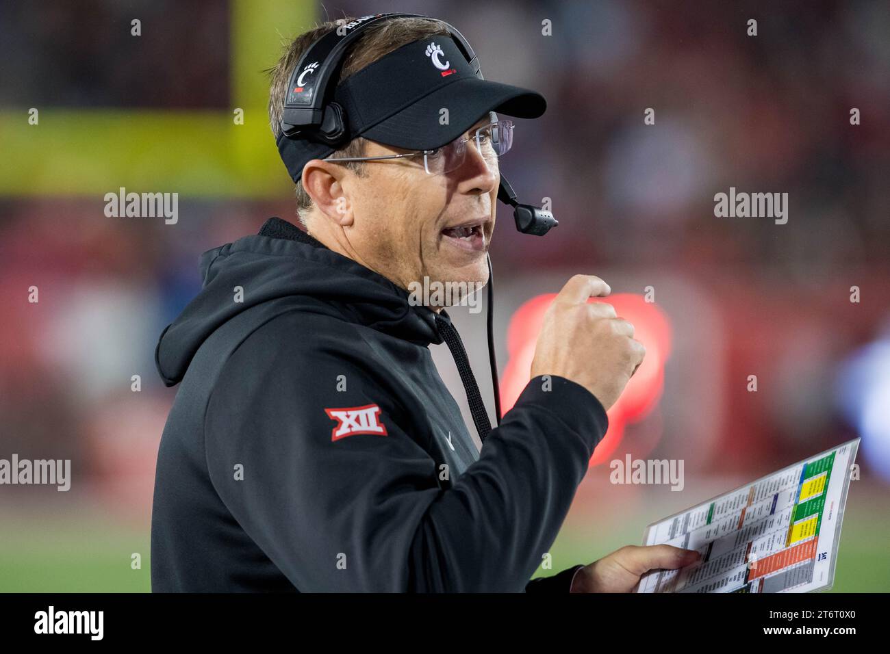 11 novembre 2023: L'allenatore dei Cincinnati Bearcats Scott Satterfield durante una partita tra i Cincinnati Bearcats e gli Houston Cougars a Houston, Texas. Trask Smith/CSM Foto Stock